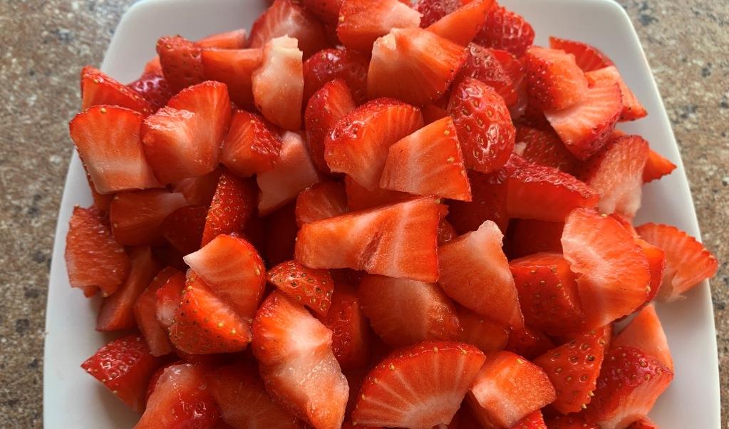 Rot-grünes Duett auf weißem Hintergrund: Erdbeer-Pistazien-Torte