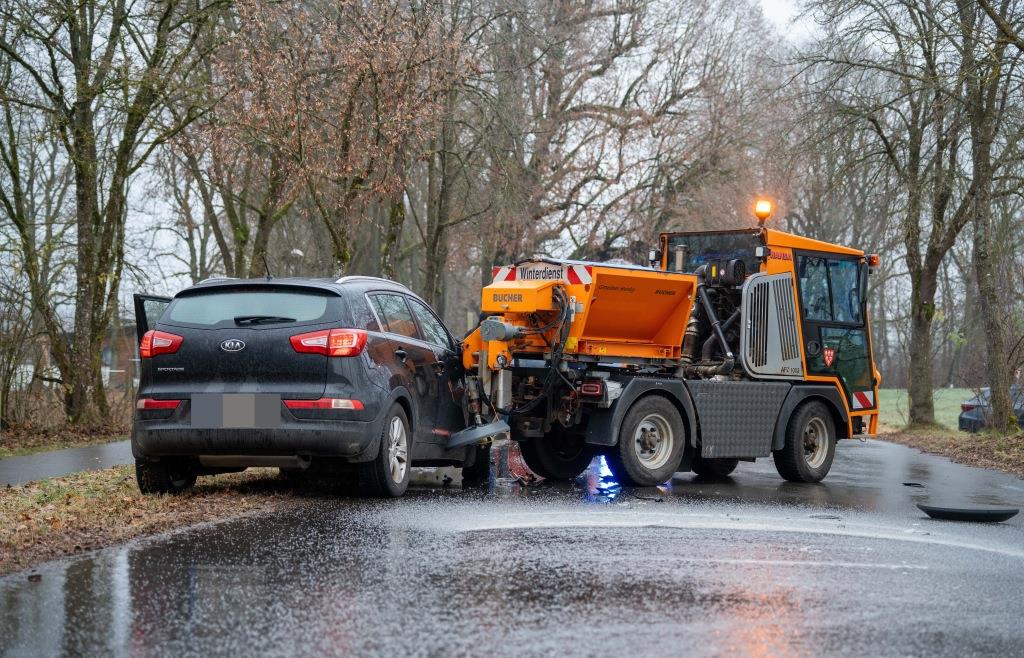 Glätte-Unfälle um Sulzbach-Rosenberg: Autos mit Streuwagen und ...