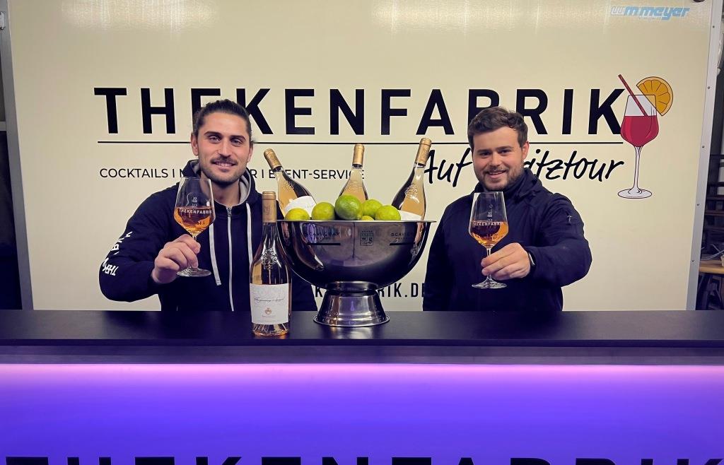 Zwei Barkeeper machen sich mit mobiler Cocktailbar selbstständig