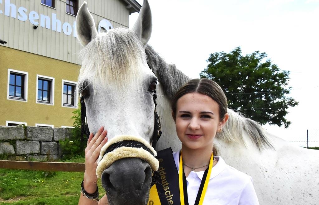 Linda Vetter aus Neunburg-Seebarn gewinnt Süddeutsche Ponymeisterschaften mit „Lamborghini“