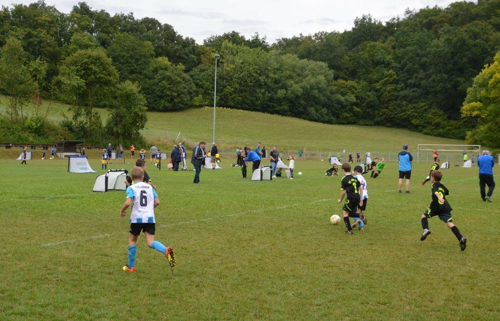 50 Jungs auf dem Feld