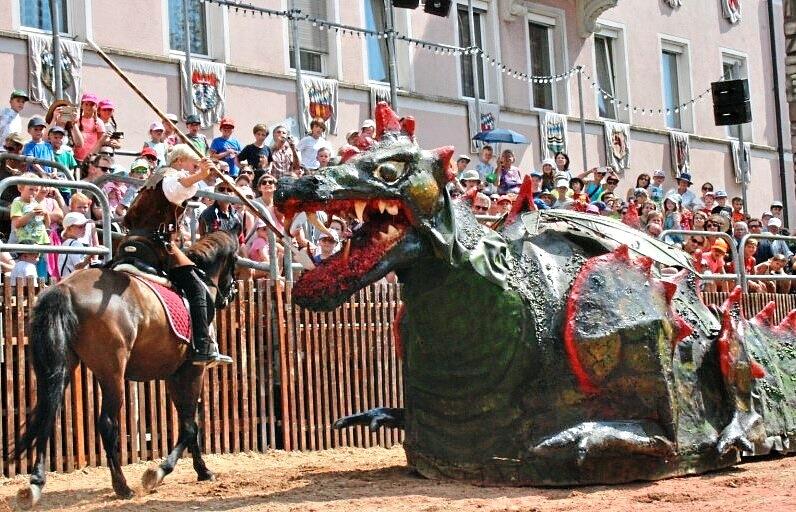 „Hugo“ war 25 Jahre im Einsatz: Furth bekommt einen neuen Kinderdrachen