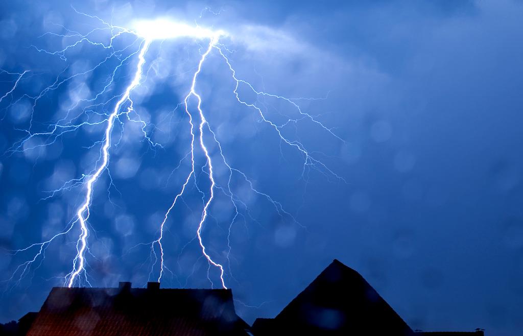Bei Gewitter: Darf man duschen und muss man den Fernseher ausstecken?