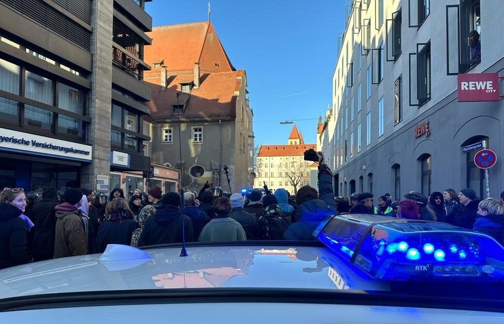 demo-trifft-auf-gegen-demo-vom-domplatz-ging-s-ganz-langsam-durch-die