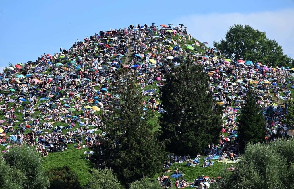 State of emergency in Munich: “Swifties wait for superstar in the heat at ...