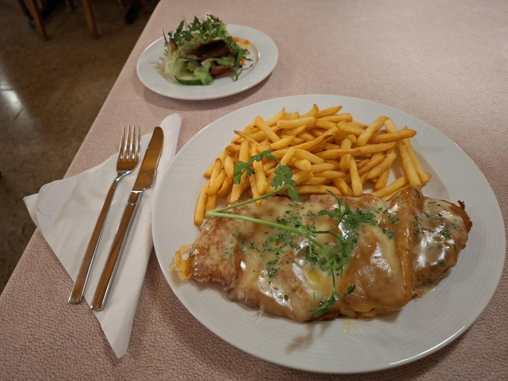 Schnitzel oder Schweinefilet: In der Schwefelquelle wird gutbürgerliche ... Schnitzel oder Schweinefilet: In der Schwefelquelle wird gutbürgerliche ...