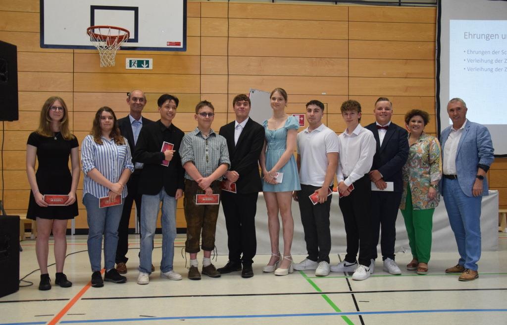 Mittelschule ist „ein echter Zukunftsöffner“: In Roding feierten 108 ...