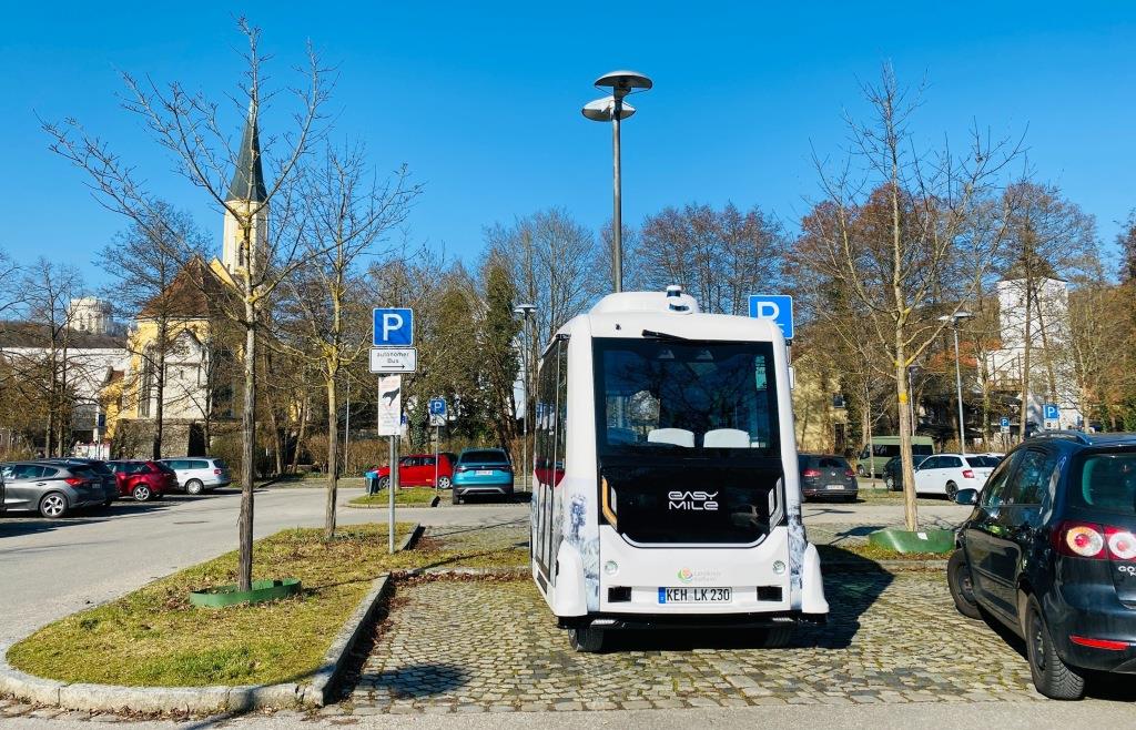 Warum der autonome Kexi nun „prominent“ vor Kelheims Altstadt parkt