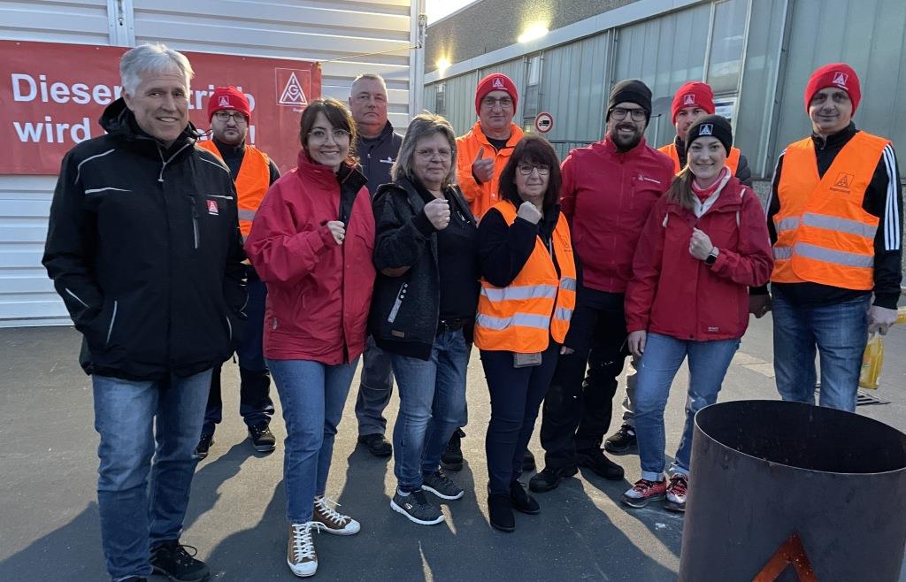 24-Stunden-Streik bei der Firma Schabmüller in Berching hat begonnen