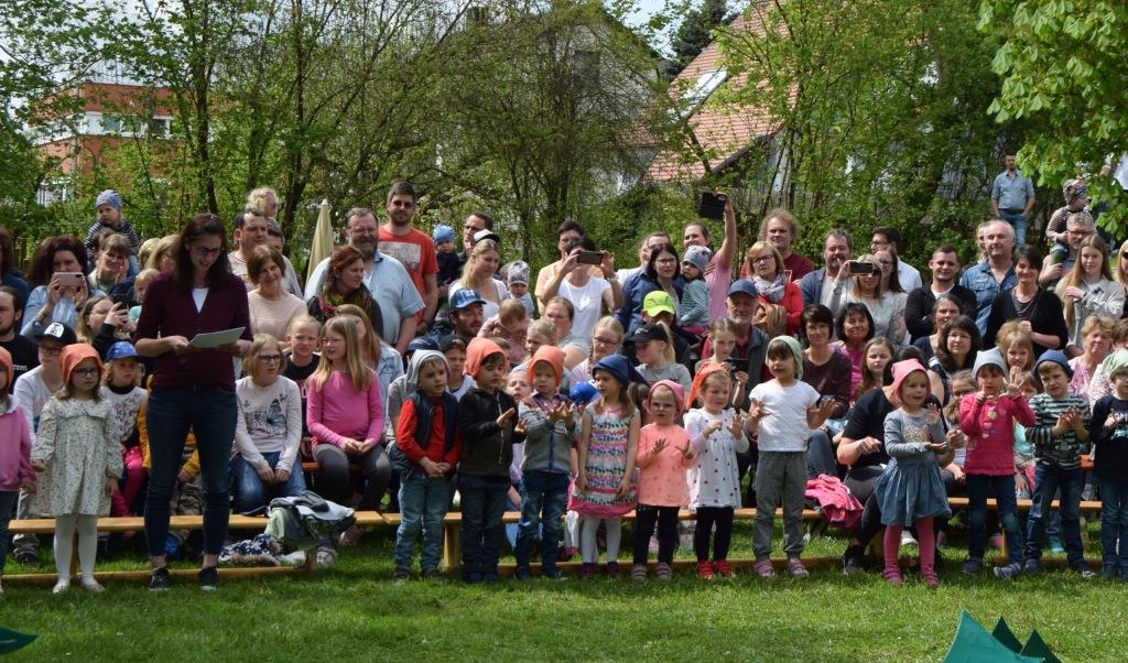 Kindergarten in Rötz spielte „Schneewittchen und die sieben Zwerge“