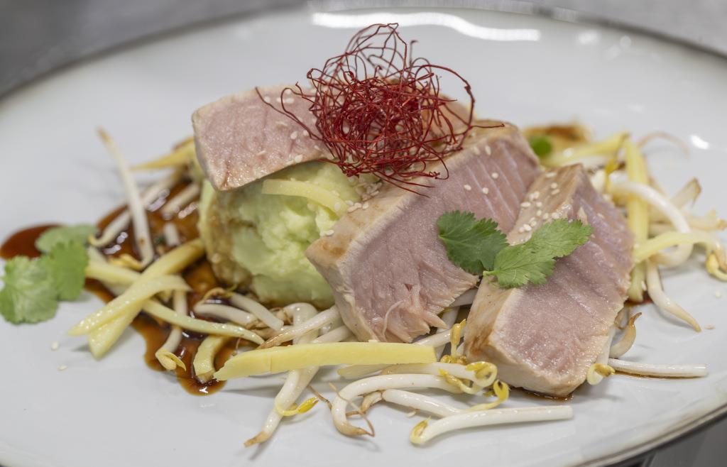 Kurz gebratener Thunfisch und eine Sauce, die überrascht
