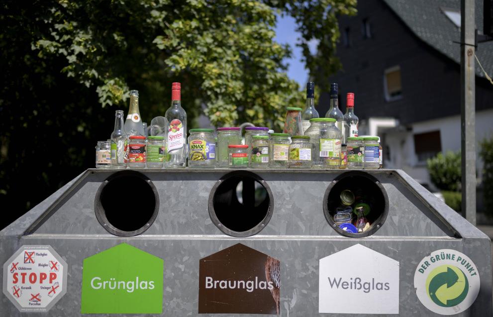 Mit oder ohne Deckel in den Container? Wie man Flaschen richtig entsorgt