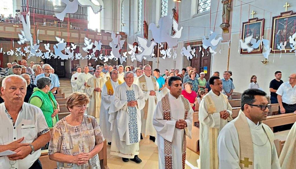 30 Priester zogen in St. Martin ein