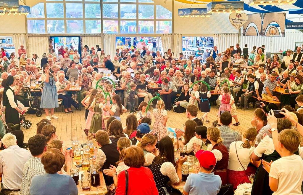 Ausgelassene Stimmung beim Pfingstvolksfest: Michaela Kaniber besucht ...