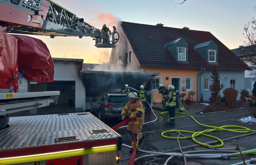 Garage in Flammen 60 Feuerwehrleute in Schwarzenfeld im Einsatz