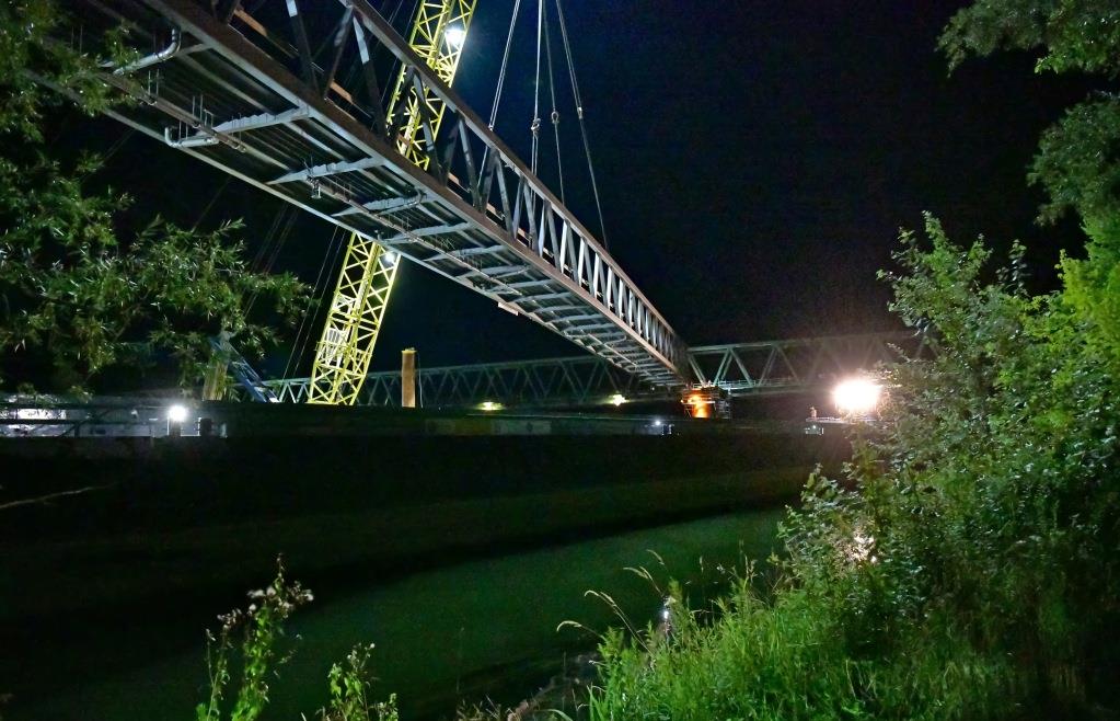 Millimeterarbeit in Sinzing Eine neue Brücke schwebt über die Donau