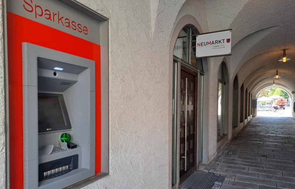 Gefahr für die Anwohner: Sparkasse baut Geldautomat in Neumarkt ab