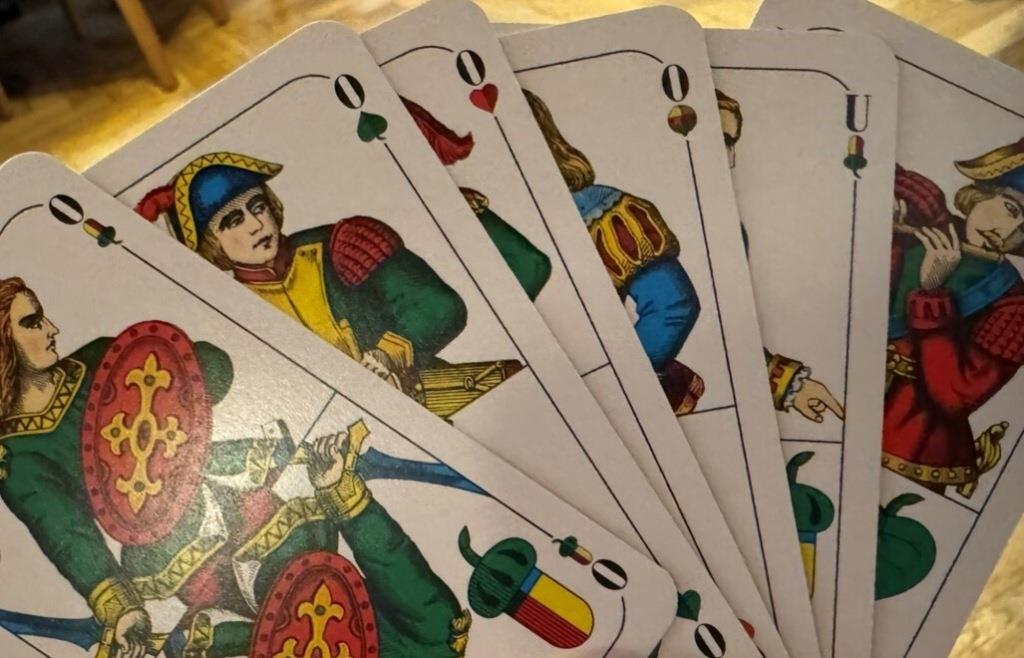 Karten spielen fürs Imkern im Seniorenheim
