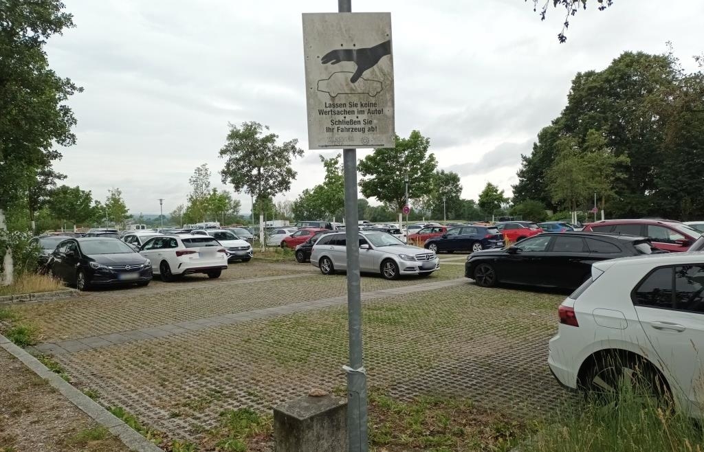 Parked in the roadway: There is apparently a lack of clarity at the ...