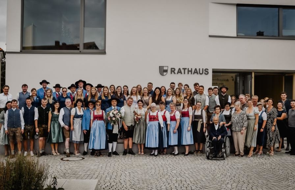 Herz aus Laken schneiden: Magdalena und Fabian geben sich in Runding das Jawort