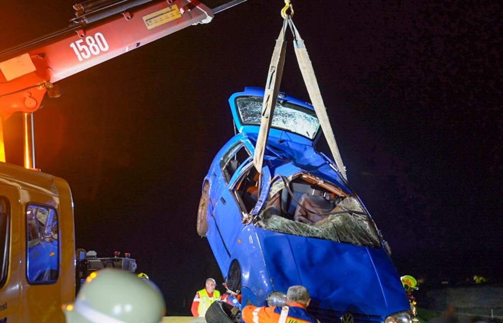 Wagen landet bei Hirschau kopfüber im Wasser – drei junge Insassen ...