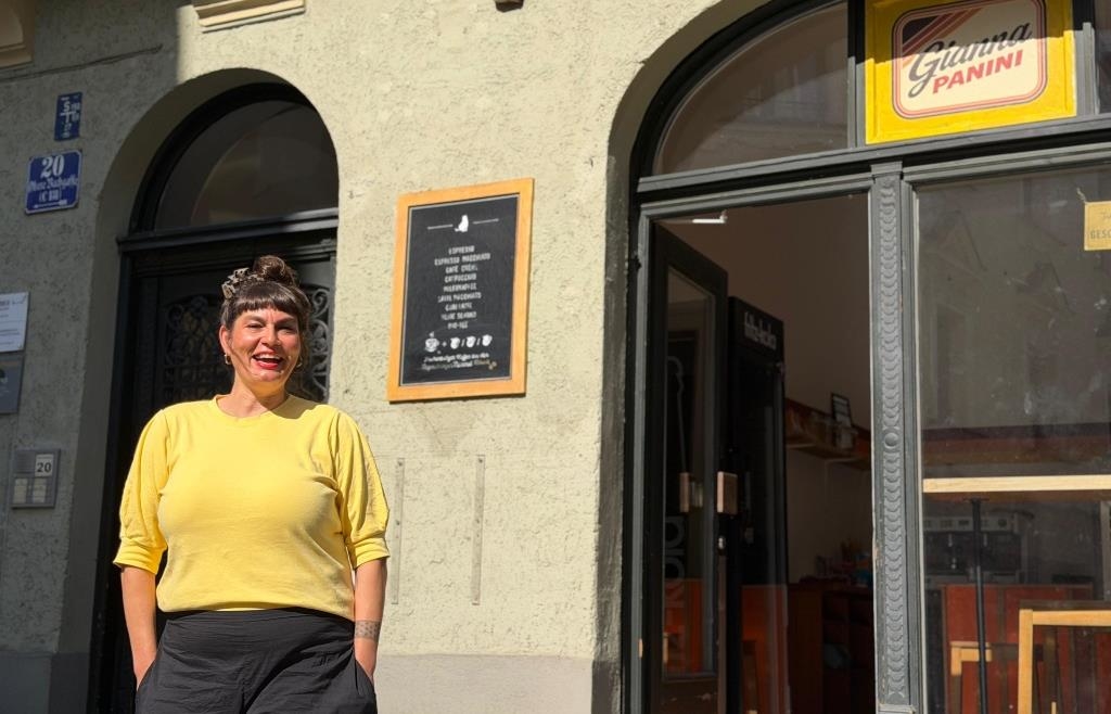 Because Gianna loves panini, Bianca is opening a new bar in Regensburg