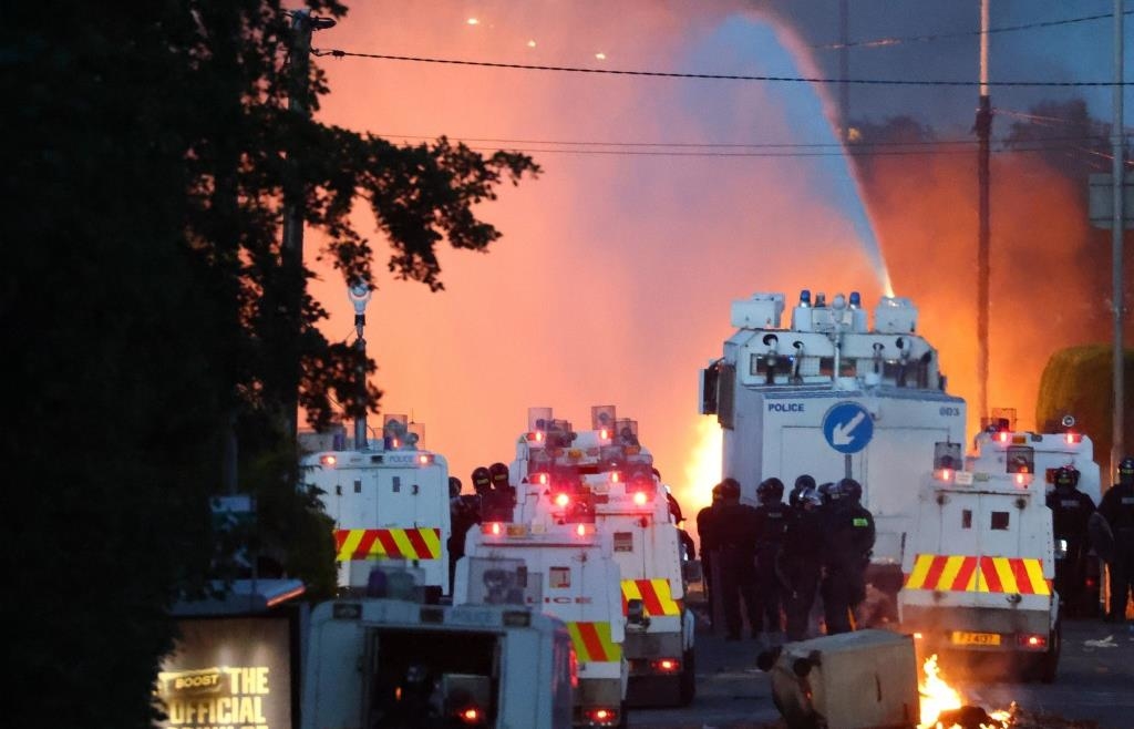 Rassistische Krawalle bei Belfast: Polizei setzt Wasserwerfer gegen ...