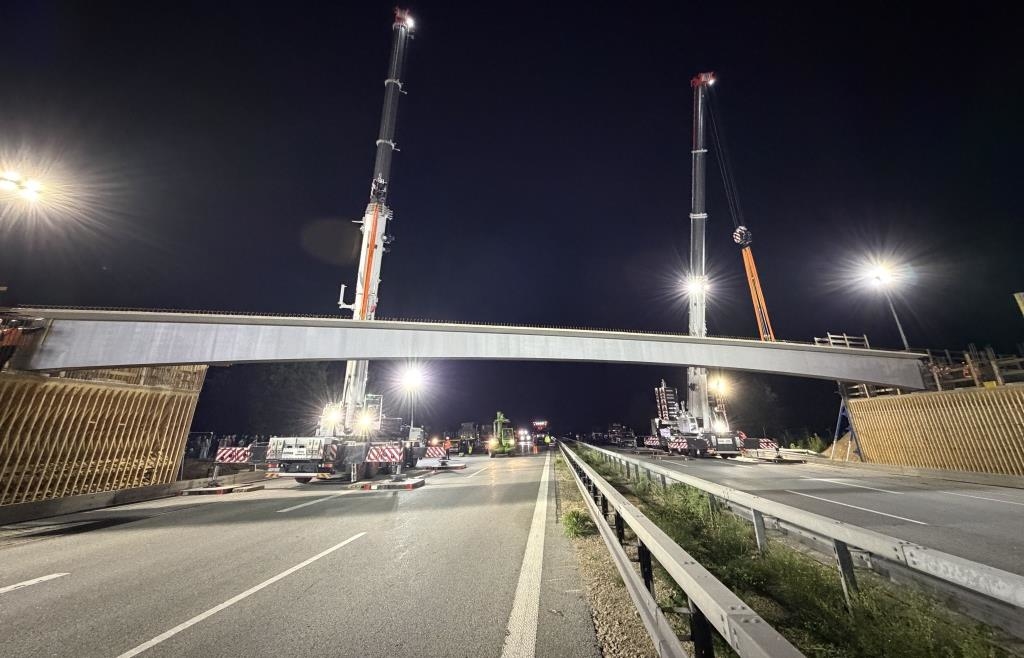 Neue Brücke an der A93 bei Nabburg wurde eingehoben