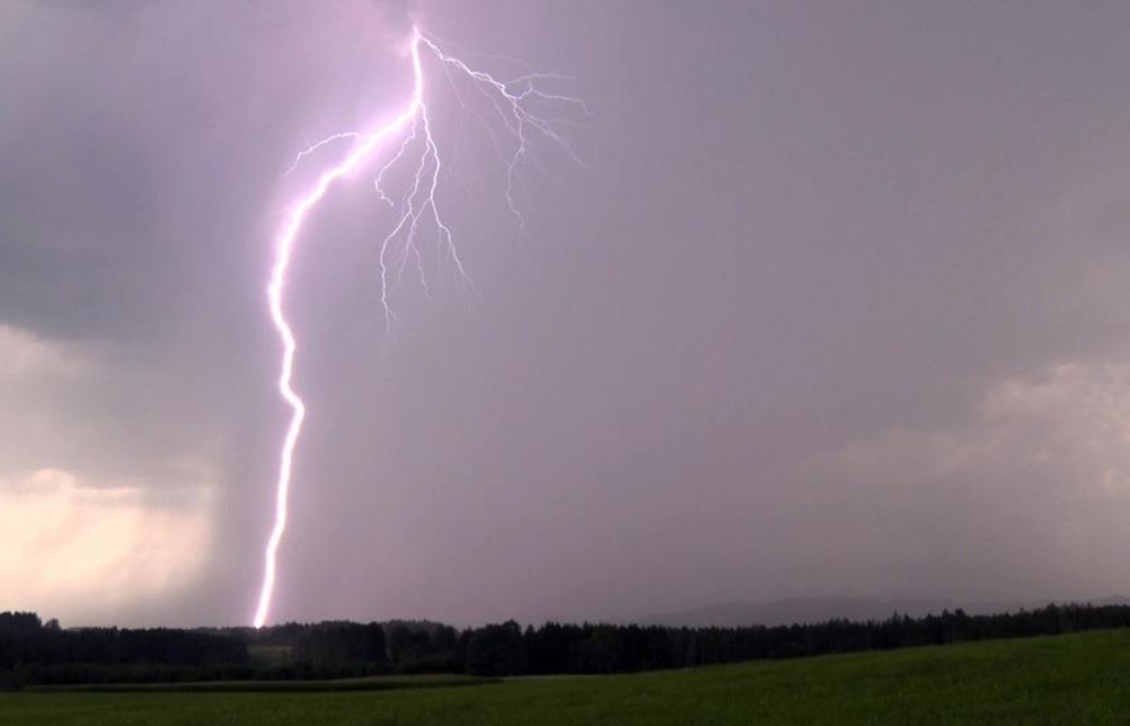 Lightning sets roof on fire in Duggendorf - | Fuse box explodes in house