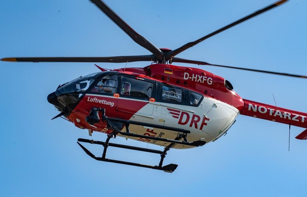 BMW crashes into tree near Schwarzhofen: 18-year-old driver seriously ...