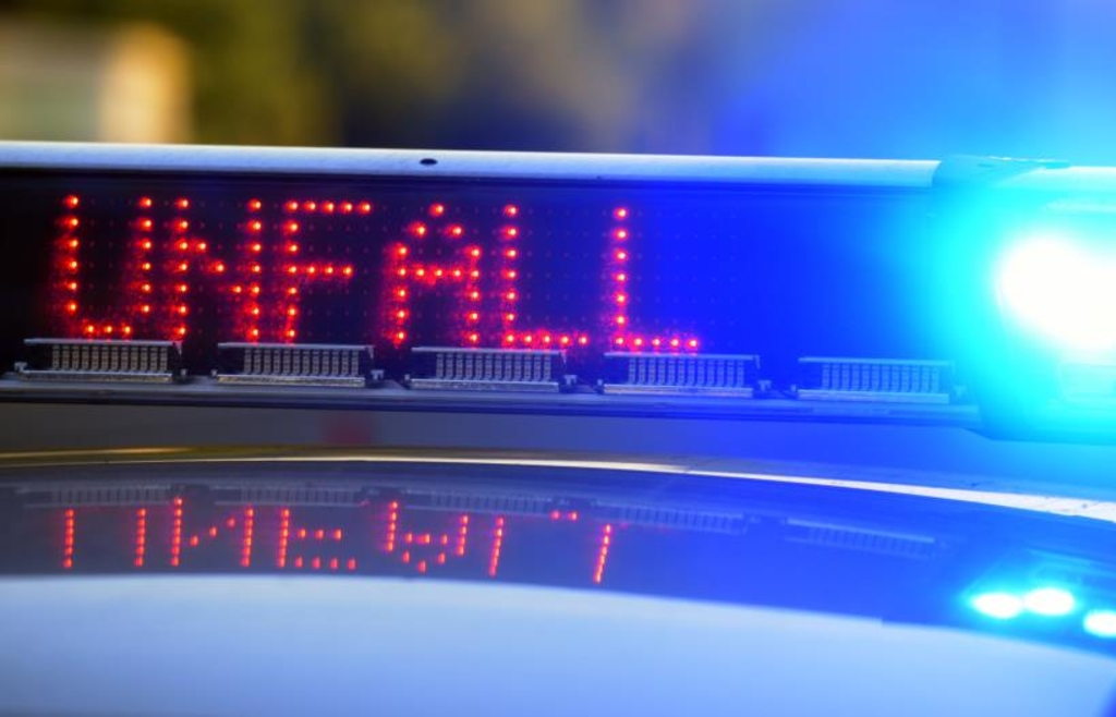 Two people injured in rear-end collision on A93 near Bad Abbach