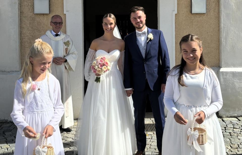 Online kennengelernt, in Zypern verlobt: Hochzeit in Geisling