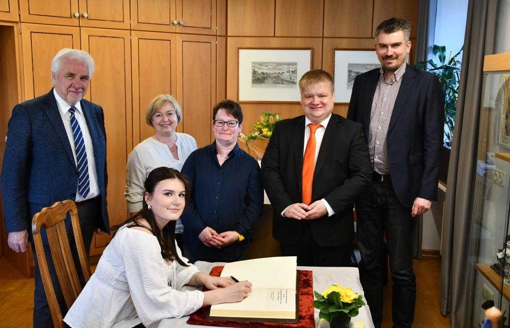 Katharina Lange aus Burglengenfeld erhält Brautgeschenk im Sinne von