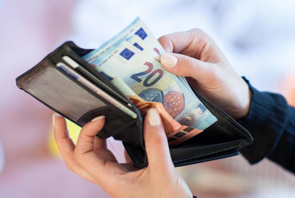 They still exist: Honest finder hands in wallet containing 400 euros to ...