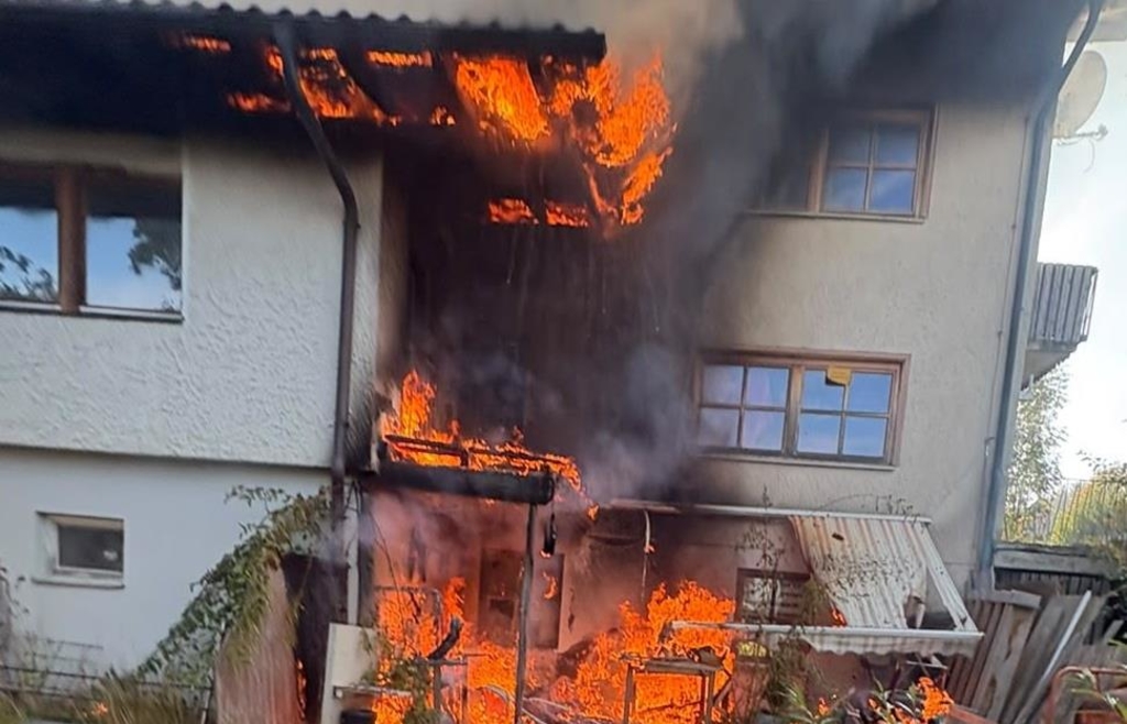 Haus des Dreifachmordes in Zwiesel brennt – Drei Menschen gerettet