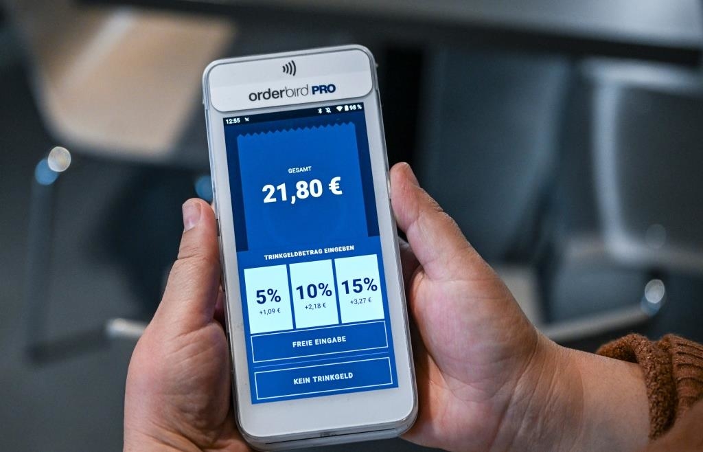Tipping with card payments: Consumer advocates criticize design tricks