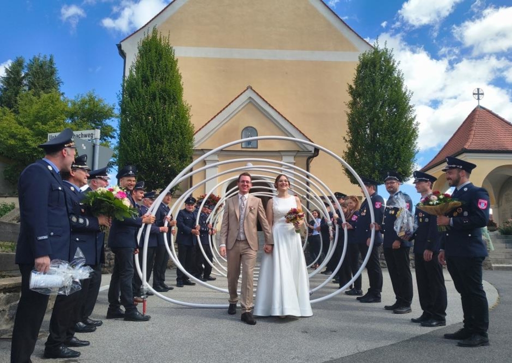 Nachdem der Brautstrauß gefangen war, kam bald der Antrag: Philipp und Lisa Gleixner heiraten
