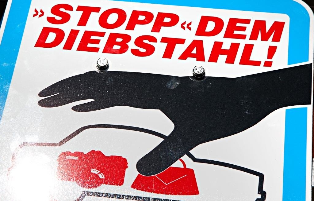 Diebstahl in Bad Kötzting: Geld und Papiere aus Auto entwendet – Kamera