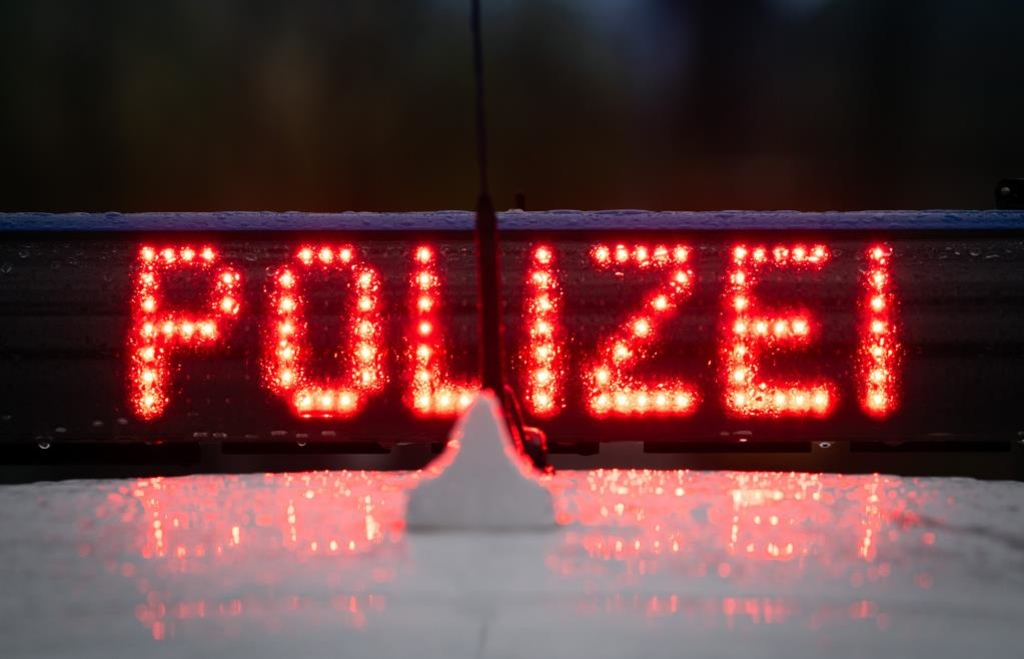 Unbekannter verletzt 77-Jährigen schwer – Fahndung mit Foto