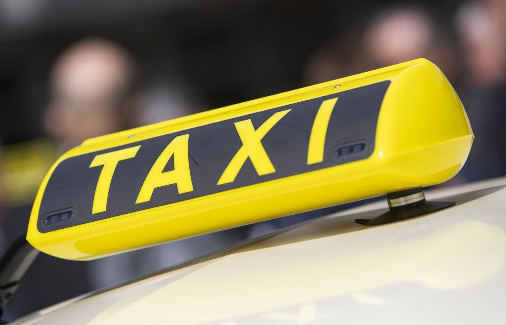 Mitgefahren, aber nicht bezahlt Betrunkene betrügen TaxiFahrerin in Schwandorf