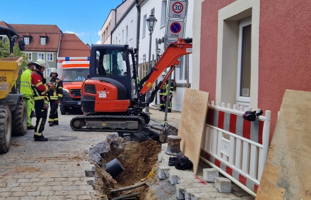 Bagger erwischt Starkstromkabel – Bauarbeiter wird verletzt