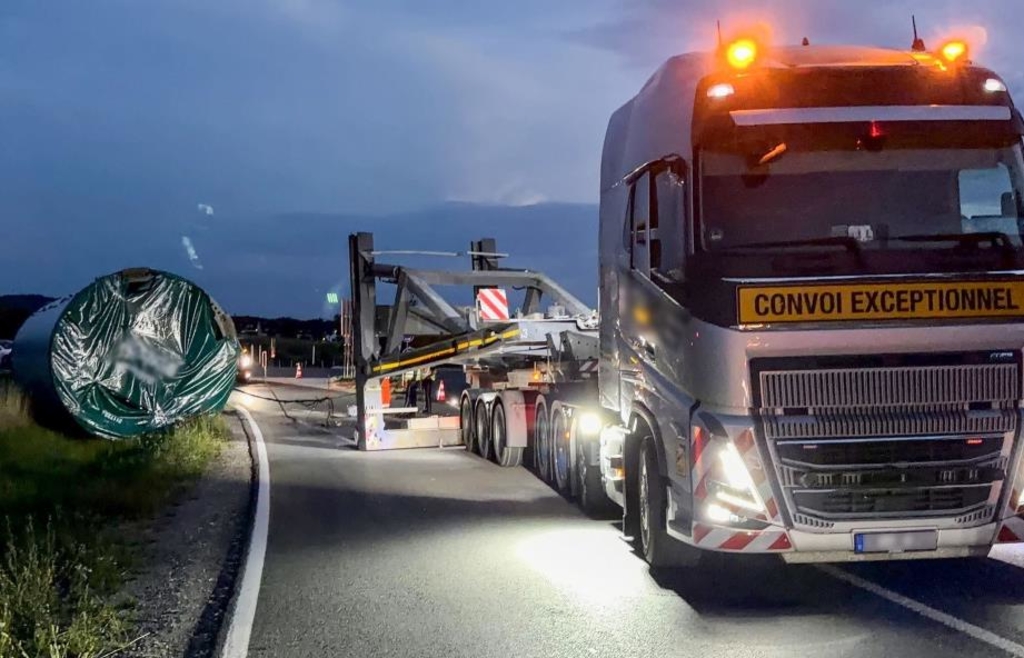 Tonnenschweres Windrad-Bauteil fällt bei Neumarkt von Schwertransport