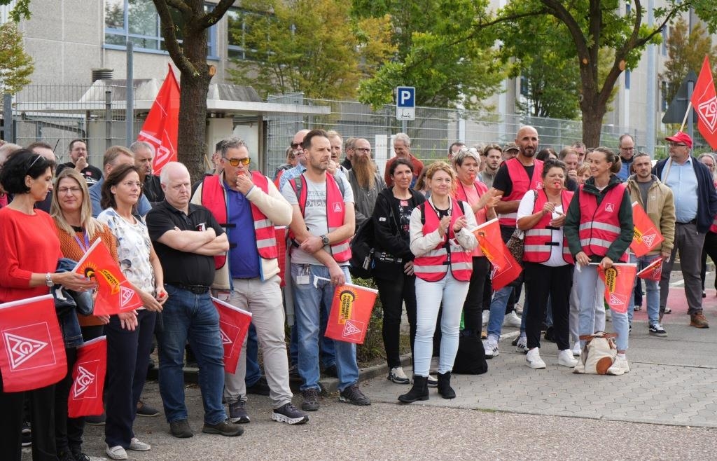 Employees of BMW, Benteler and Aumovio demonstrate in Regensburg