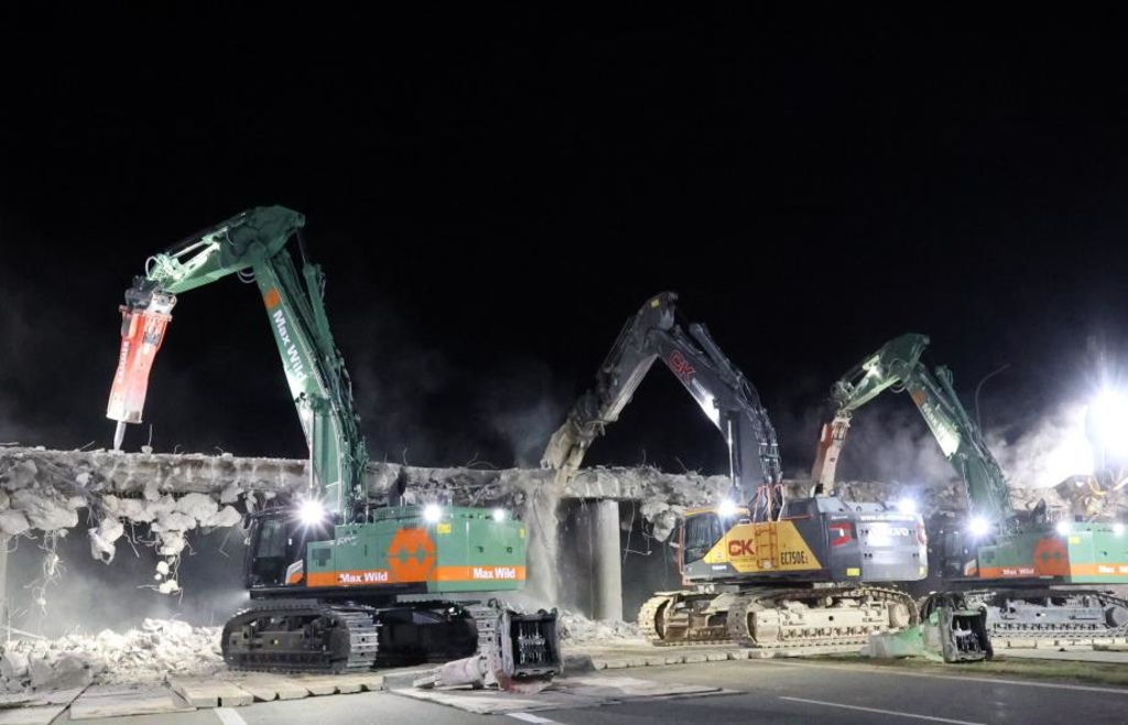 Spectacle in the night: Bridge over the A93 near Nabburg demolished