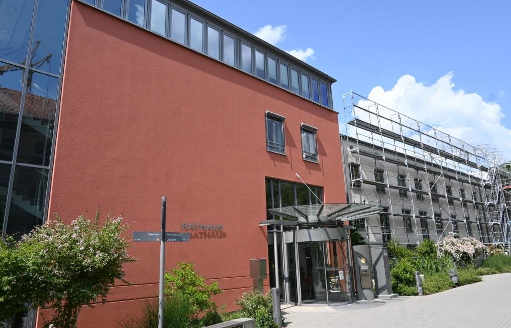 Tödlicher Unfall, Dreiste Betrüger: Seniorin Verliert 45.000 Euro – Die Unglaubliche Kaution Masche! - owx9s6f