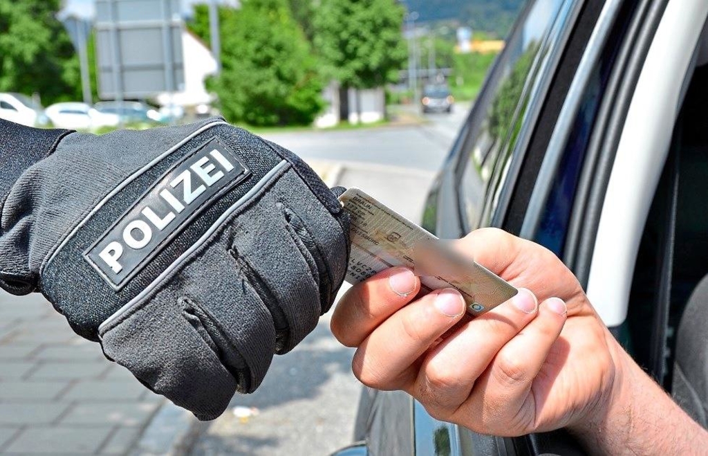 Was Passiert Wenn Man Per Haftbefehl Gesucht Wird Per Haftbefehl gesucht: Mann wird am Grenzübergang Schafberg bei der