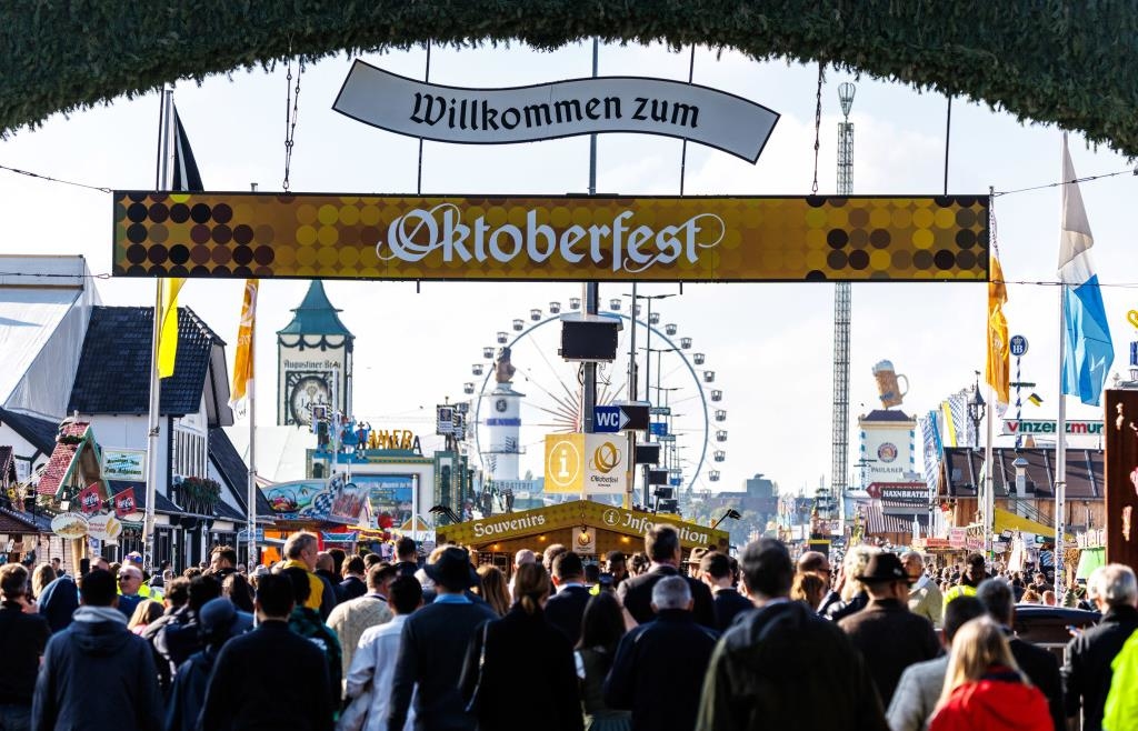Wie Bedienungen auf dem Münchner Oktoberfest ihr Geld verdienen