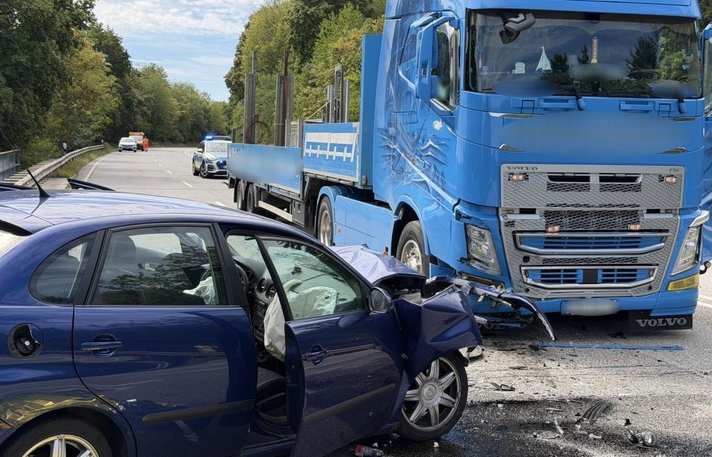 Mann stirbt auf der B16 zwischen Haslbach und Gallingkofen