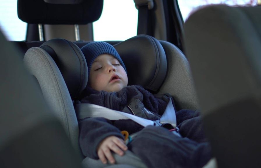Mother leaves toddler (1) alone in car in Amberg and goes shopping - | ...
