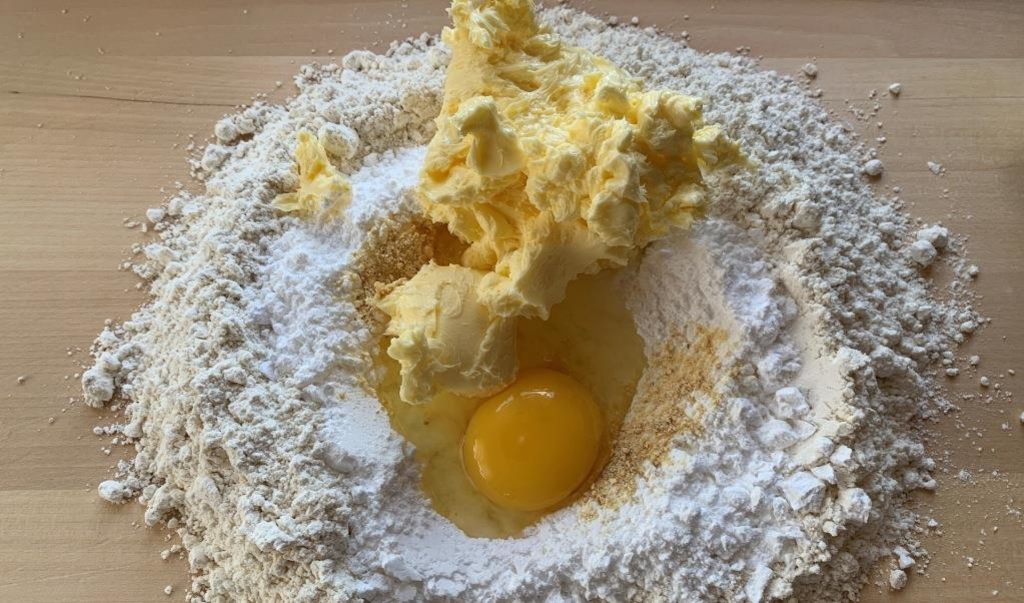 Sommerliche Tarte mit zitroniger Füllung